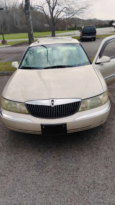 2002 Lincoln Continental 9th Gen - Image 2 of 4