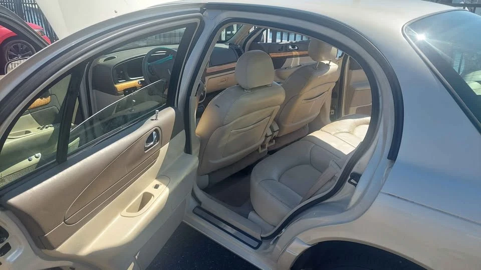 2002 Lincoln Continental 9th Gen - Image 8 of 20