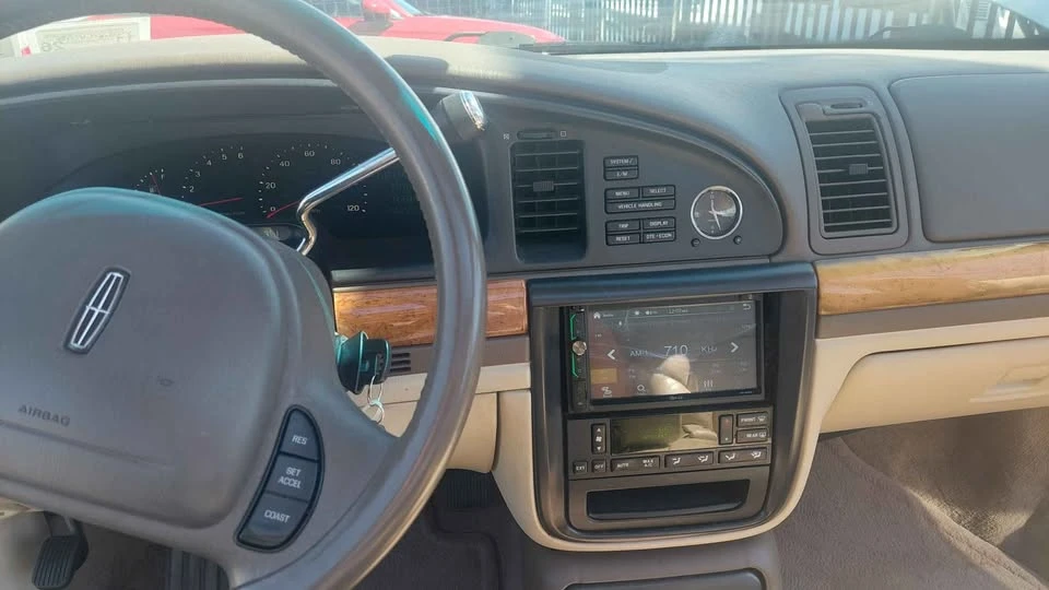 2002 Lincoln Continental 9th Gen - Image 13 of 20