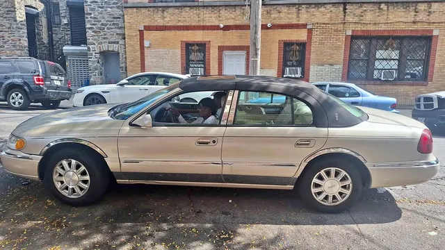 2002 Lincoln Continental Sedan 4D