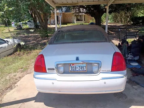 2002 Lincoln Continental Signature Sedan 4D