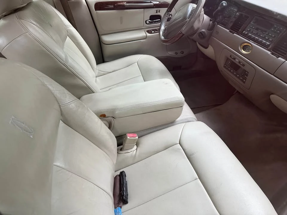 2002 Lincoln Town Car - Image 4 of 5