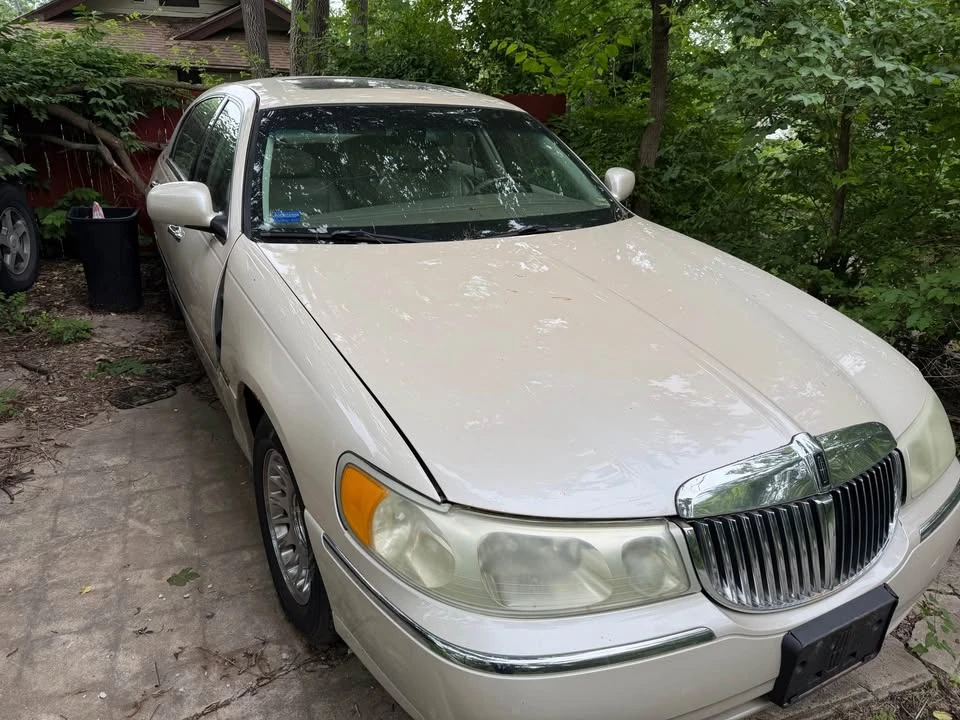 2002 Lincoln Town Car - Image 2 of 5