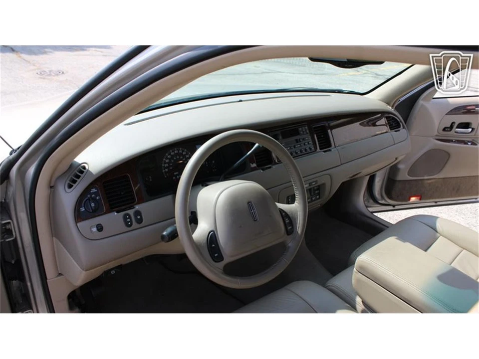 2002 Lincoln Town Car - Image 11 of 31