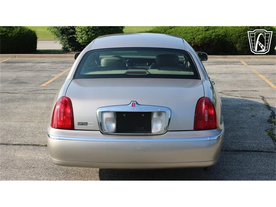 2002 Lincoln Town Car - Image 6 of 31