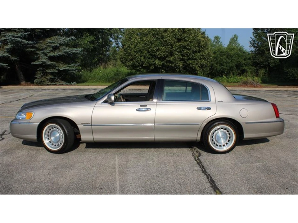 2002 Lincoln Town Car - Image 21 of 31