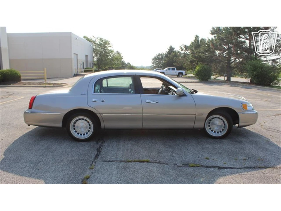 2002 Lincoln Town Car - Image 31 of 31