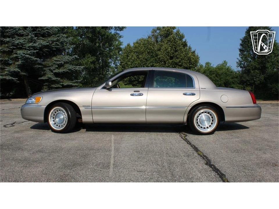 2002 Lincoln Town Car - Image 22 of 31