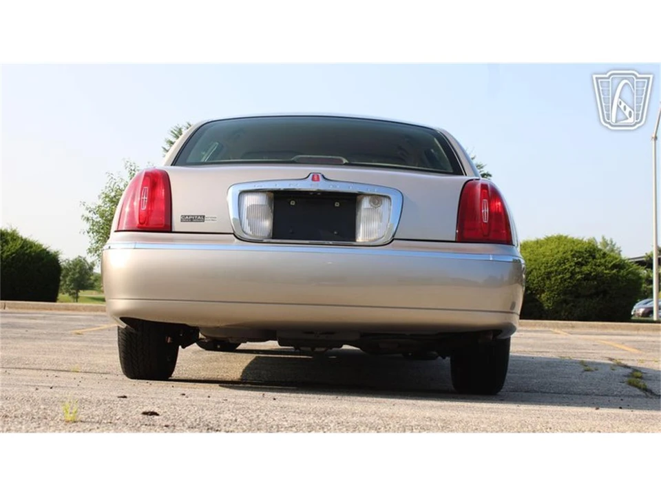 2002 Lincoln Town Car - Image 27 of 31