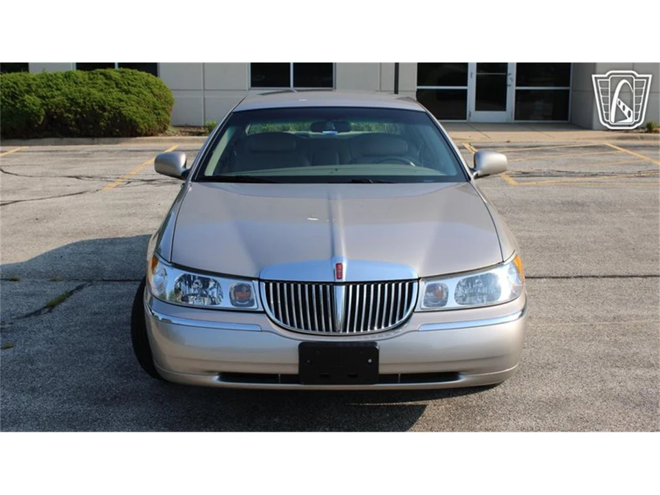 2002 Lincoln Town Car - Image 2 of 31
