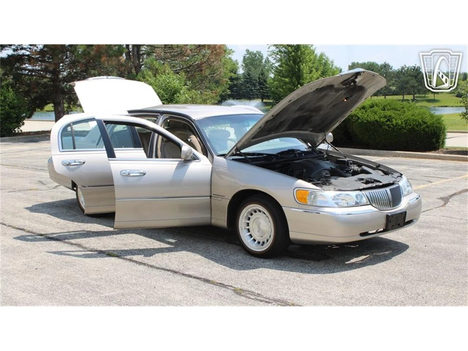 2002 Lincoln Town Car - Image 7 of 31