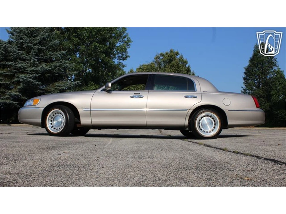 2002 Lincoln Town Car - Image 23 of 31