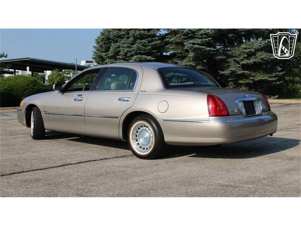 2002 Lincoln Town Car - Image 3 of 31