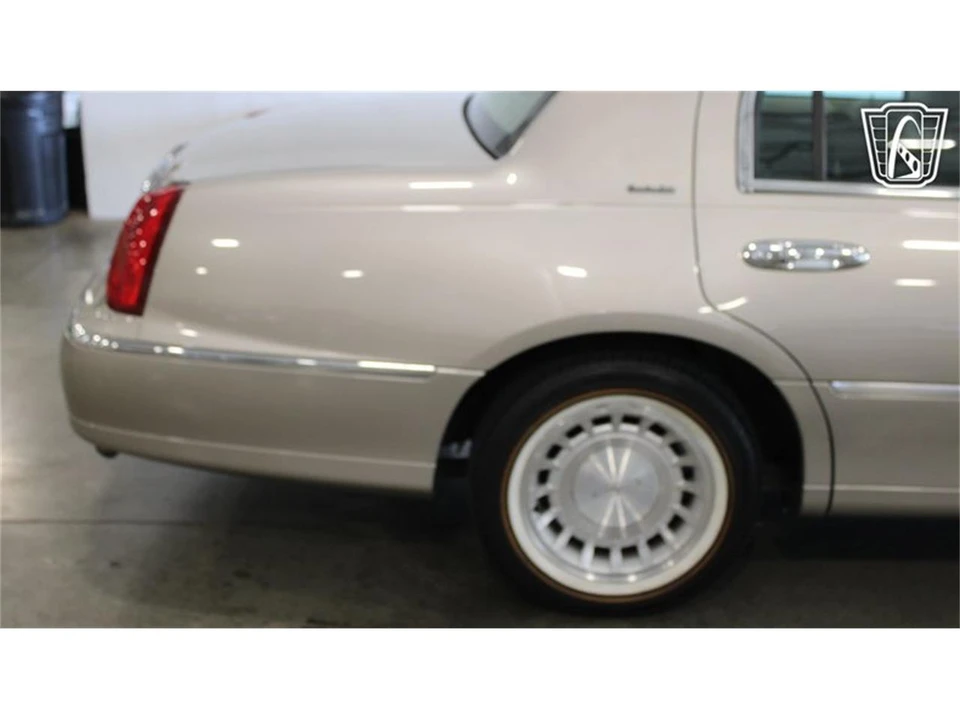 2002 Lincoln Town Car - Image 28 of 31
