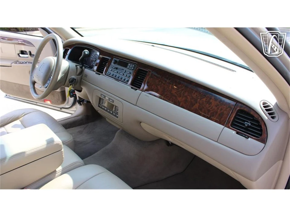 2002 Lincoln Town Car - Image 13 of 31
