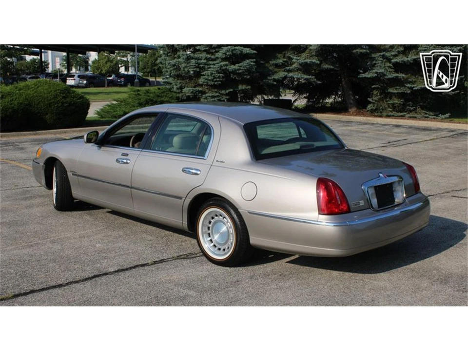 2002 Lincoln Town Car - Image 24 of 31