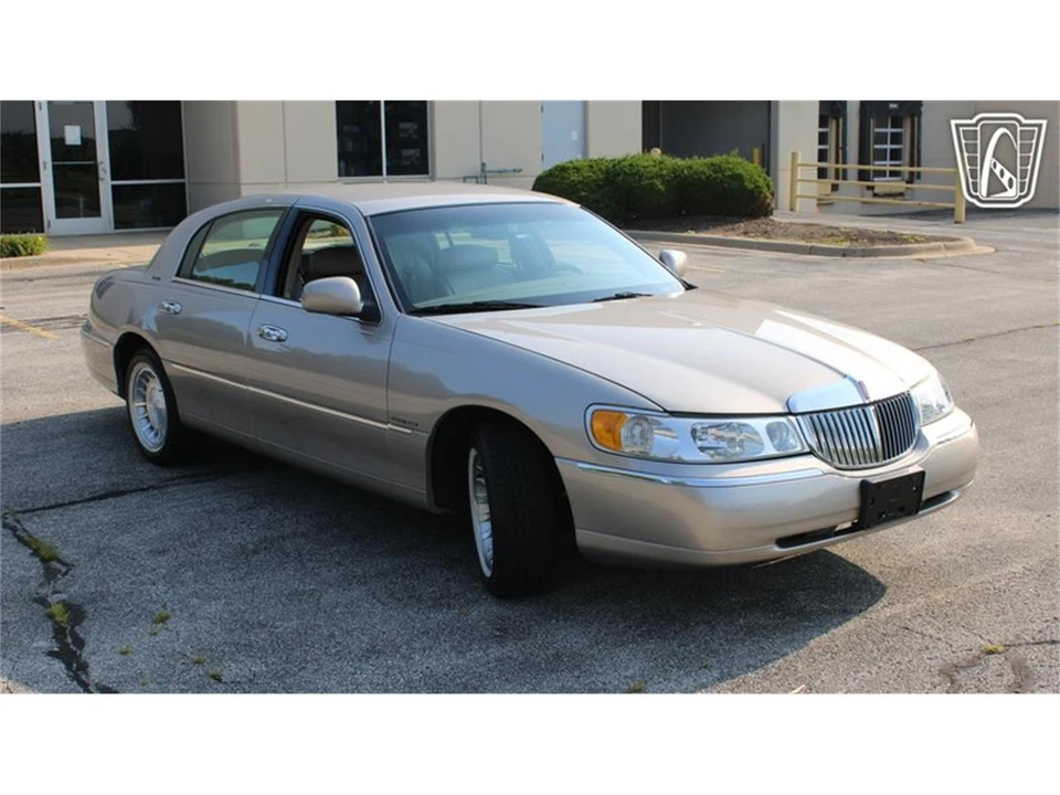 2002 Lincoln Town Car - Image 4 of 31