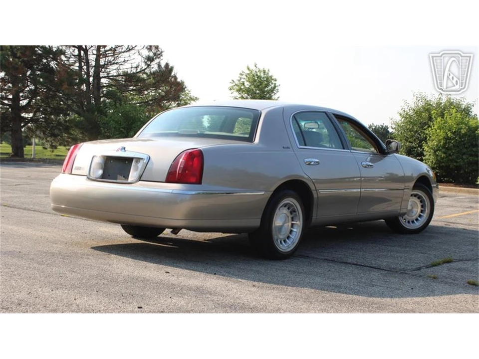 2002 Lincoln Town Car - Image 29 of 31