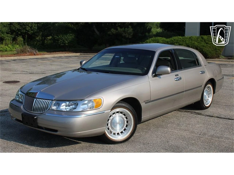 2002 Lincoln Town Car - Image 19 of 31