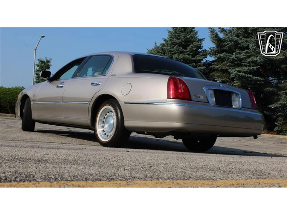 2002 Lincoln Town Car - Image 25 of 31