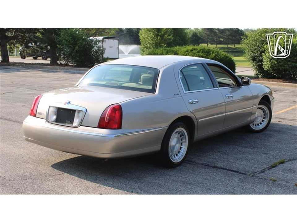 2002 Lincoln Town Car - Image 5 of 31