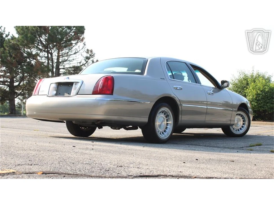 2002 Lincoln Town Car - Image 30 of 31