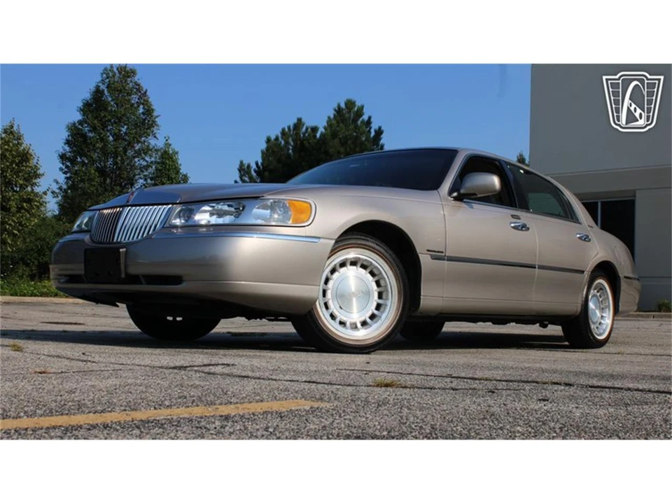 2002 Lincoln Town Car - Image 20 of 31