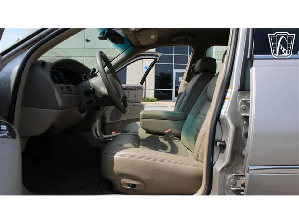 2002 Lincoln Town Car - Image 10 of 31
