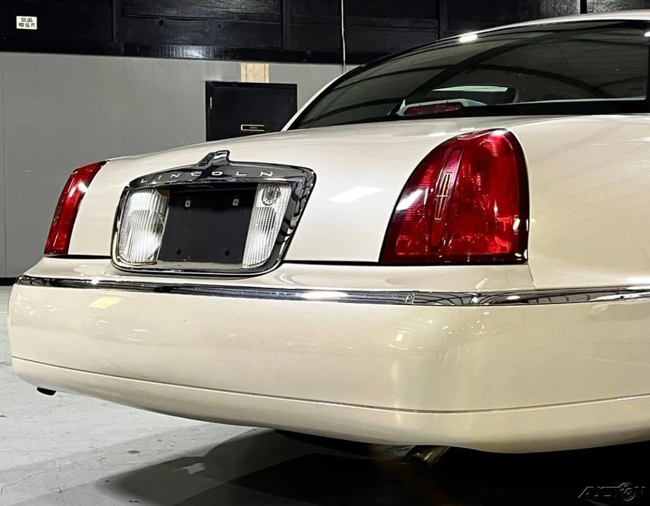 2002 Lincoln Town Car - Image 8 of 21