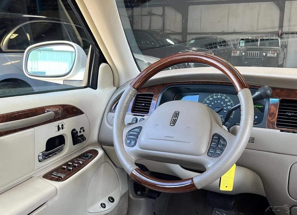 2002 Lincoln Town Car - Image 18 of 21