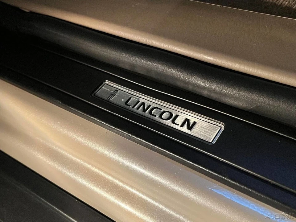 2002 Lincoln Town Car - Image 19 of 21