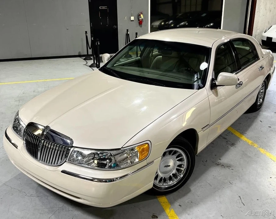2002 Lincoln Town Car - Image 5 of 21