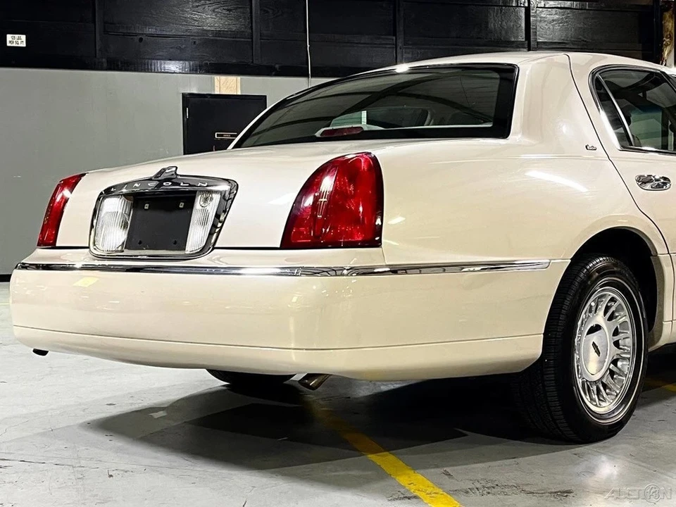 2002 Lincoln Town Car - Image 7 of 21