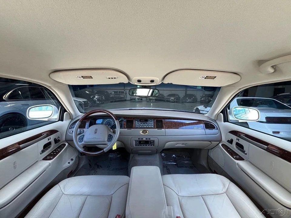 2002 Lincoln Town Car - Image 16 of 21