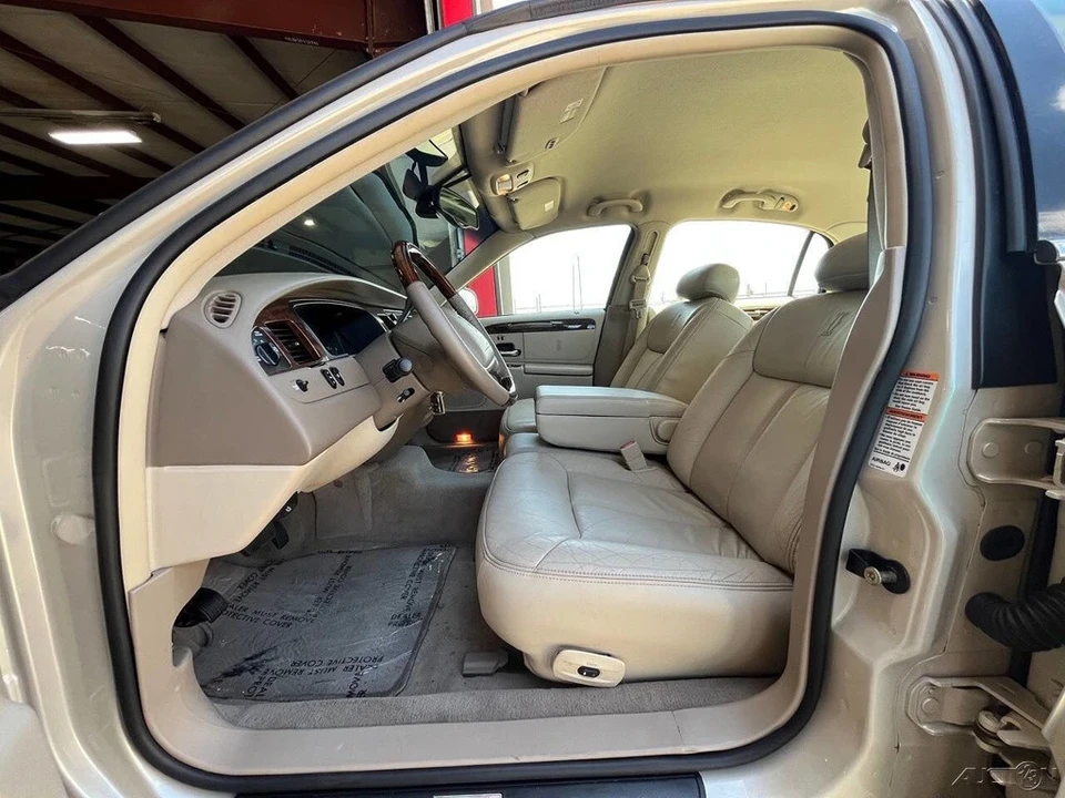 2002 Lincoln Town Car - Image 13 of 21