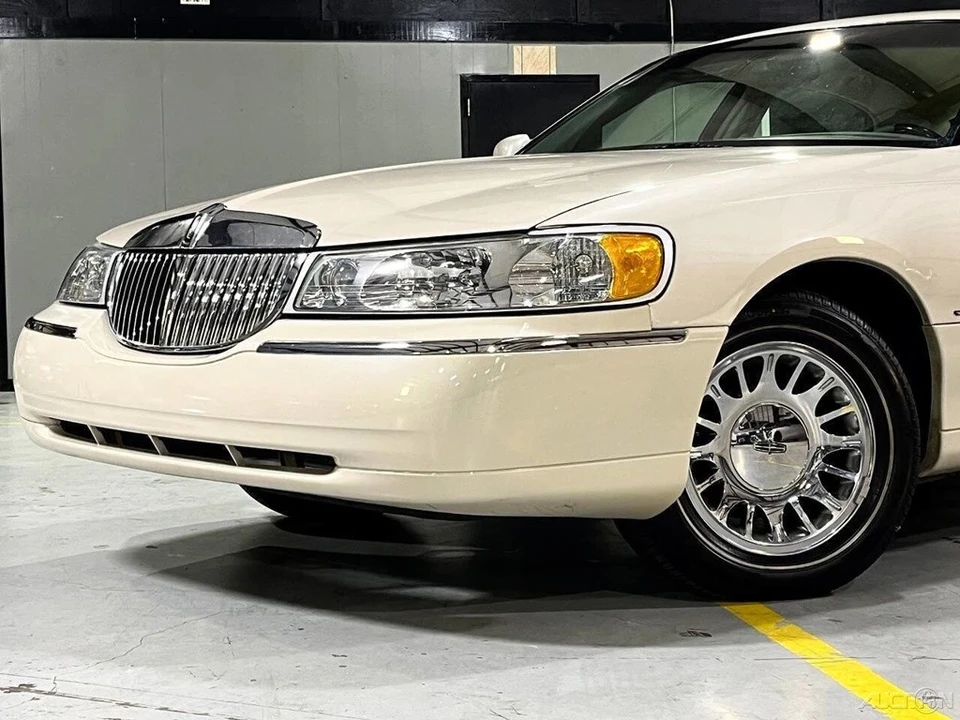 2002 Lincoln Town Car - Image 2 of 21