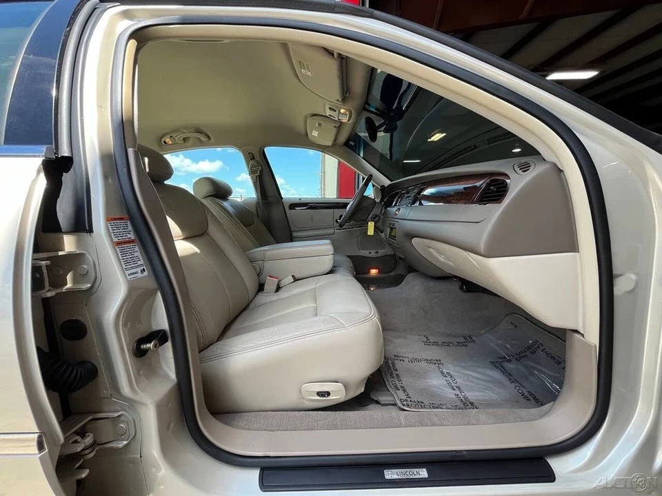 2002 Lincoln Town Car - Image 14 of 21