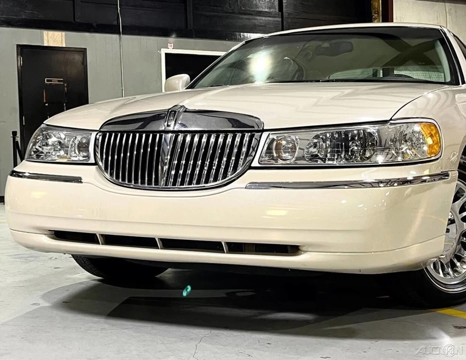 2002 Lincoln Town Car - Image 4 of 21