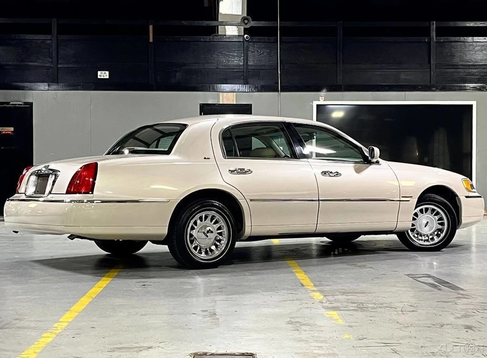 2002 Lincoln Town Car - Image 11 of 21