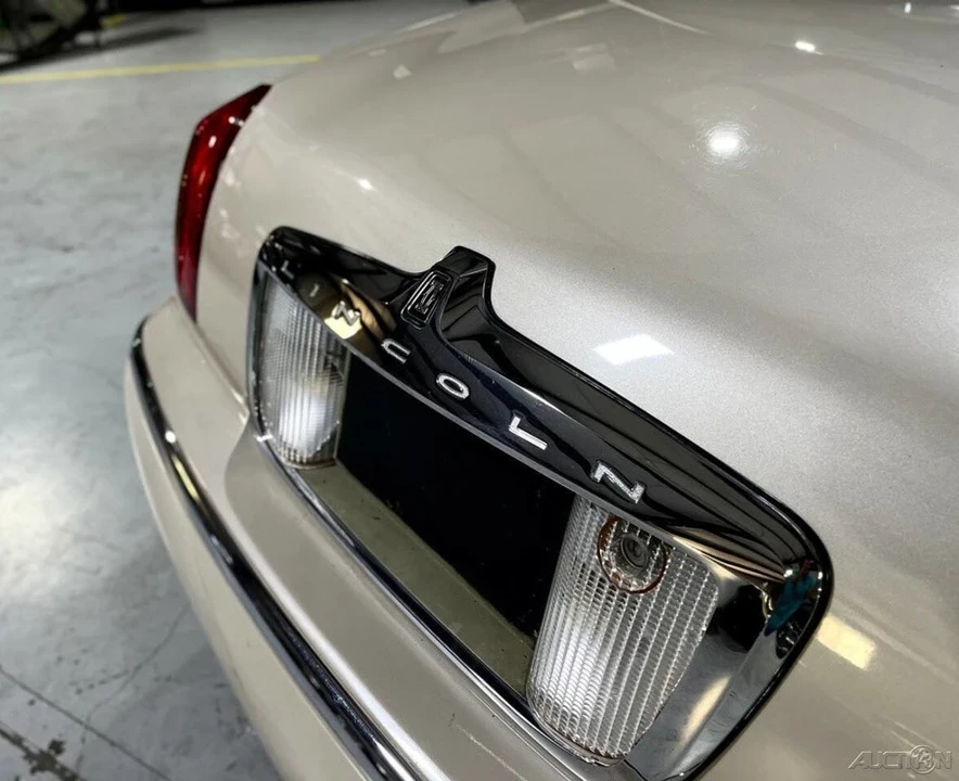 2002 Lincoln Town Car - Image 9 of 21