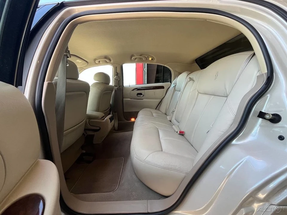 2002 Lincoln Town Car - Image 15 of 21