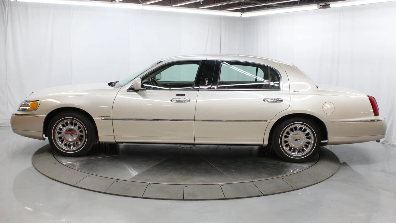 2002 Lincoln Town Car - Image 2 of 31