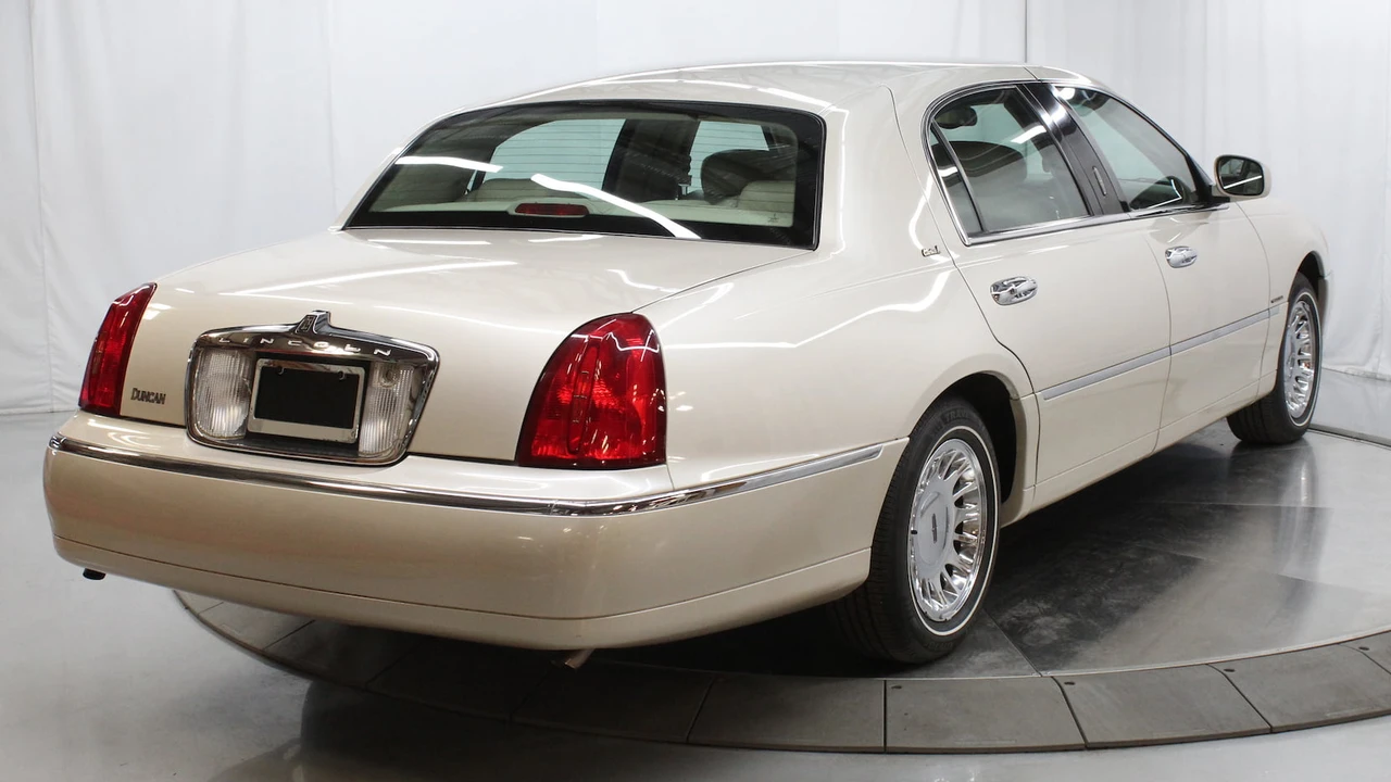 2002 Lincoln Town Car - Image 3 of 31