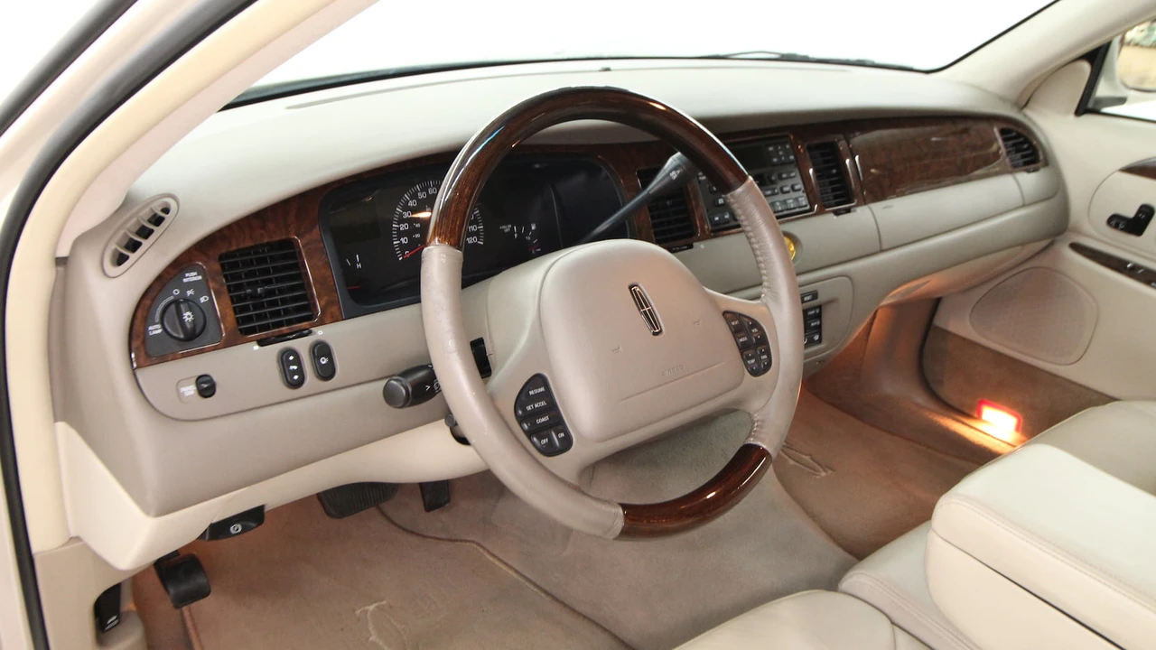 2002 Lincoln Town Car - Image 4 of 31