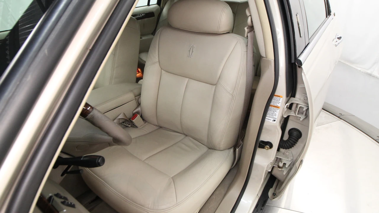 2002 Lincoln Town Car - Image 5 of 31