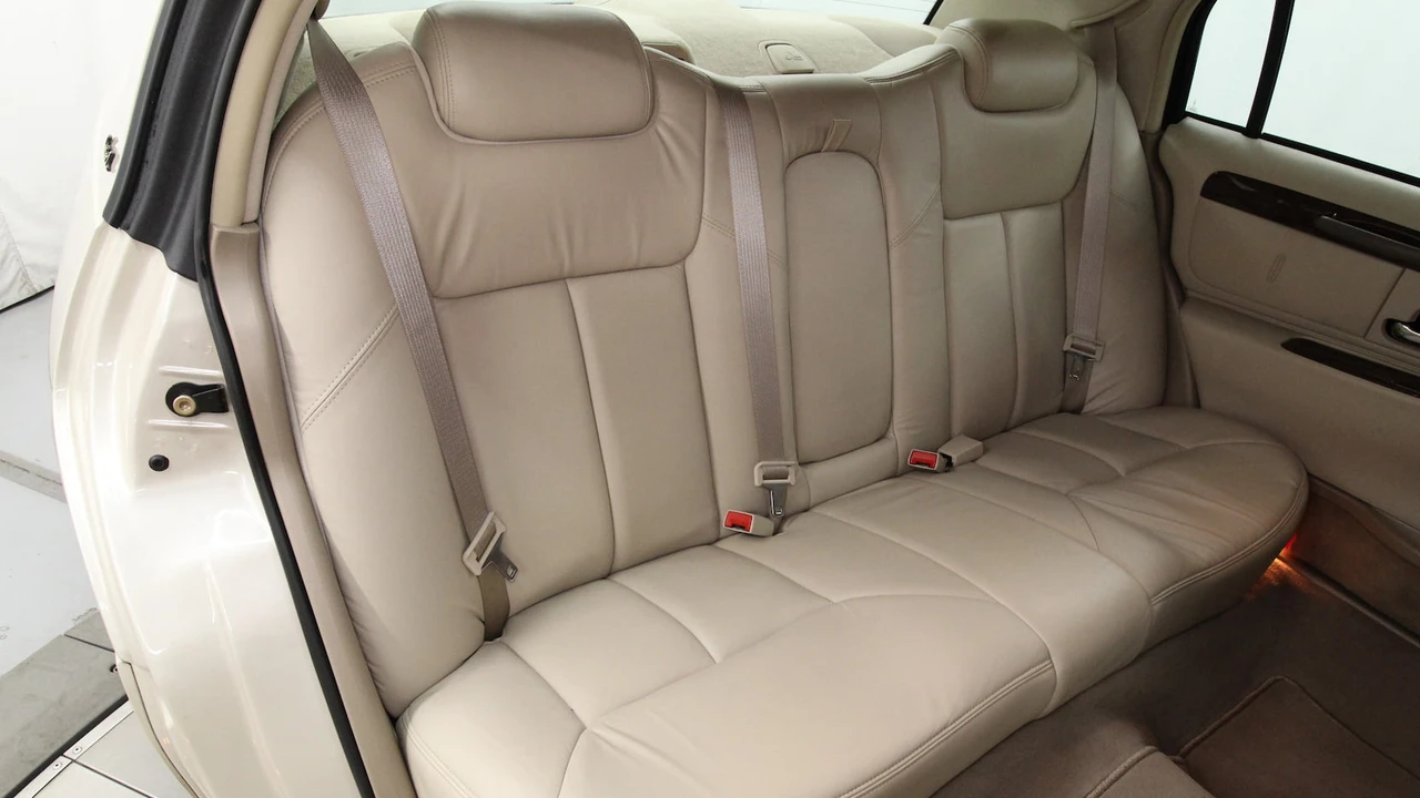 2002 Lincoln Town Car - Image 6 of 31