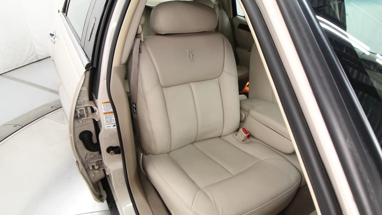 2002 Lincoln Town Car - Image 7 of 31