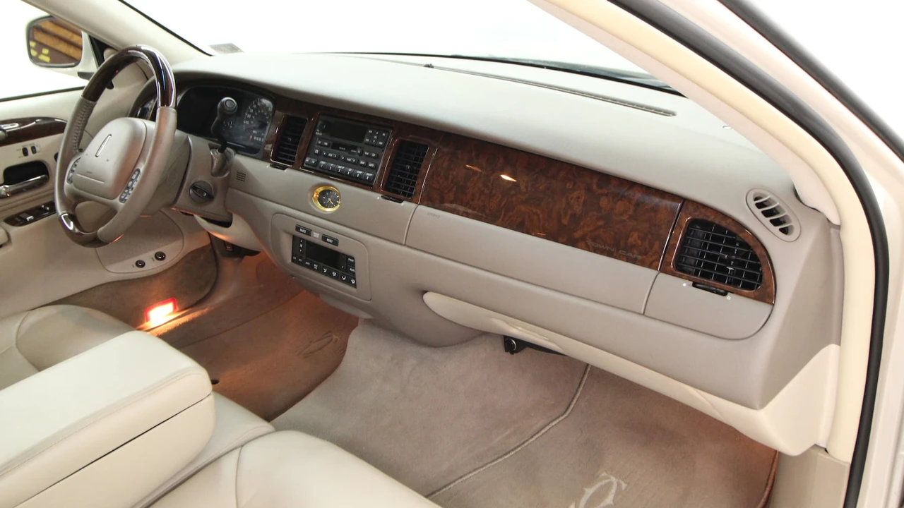2002 Lincoln Town Car - Image 8 of 31