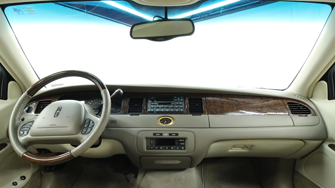 2002 Lincoln Town Car - Image 11 of 31