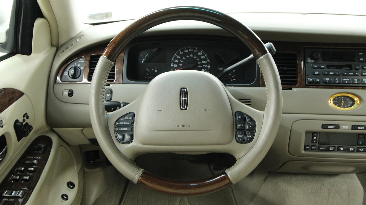 2002 Lincoln Town Car - Image 12 of 31